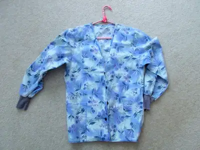 Comfortable long sleeved scrub jacket… perfect for over your uniform or a t-shirt. Size is extra Sma...