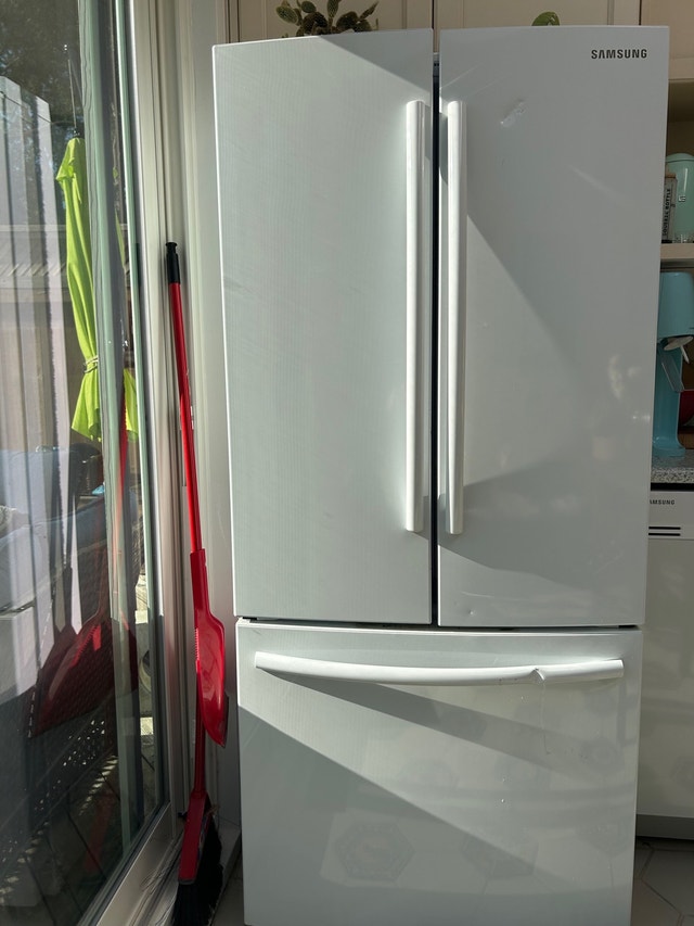 Free fridge Free Stuff City of Toronto Kijiji