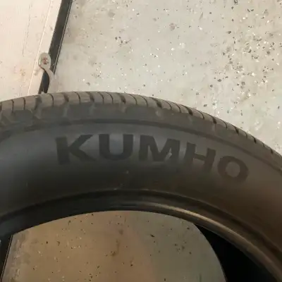 KUMHO SOLUS TA 51 215-55-18 95V moins de 1000 km Valeur neuf 220$ chacun 450-963-6625 Si vous voyez...