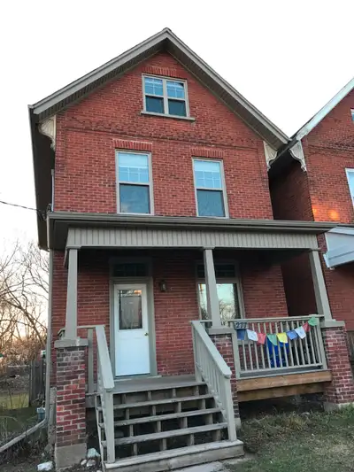 *Prime Location** Stunning UPPER 2-Bdrm + Loft !