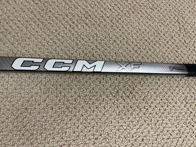 CCM XF Goalie Stick - 24” Right Hand in Hockey in London - Image 3