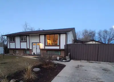 5 bed (3 up 2 down), 2 bath bi-level, tucked away in a quiet neighborhood on a huge lot in Southview...