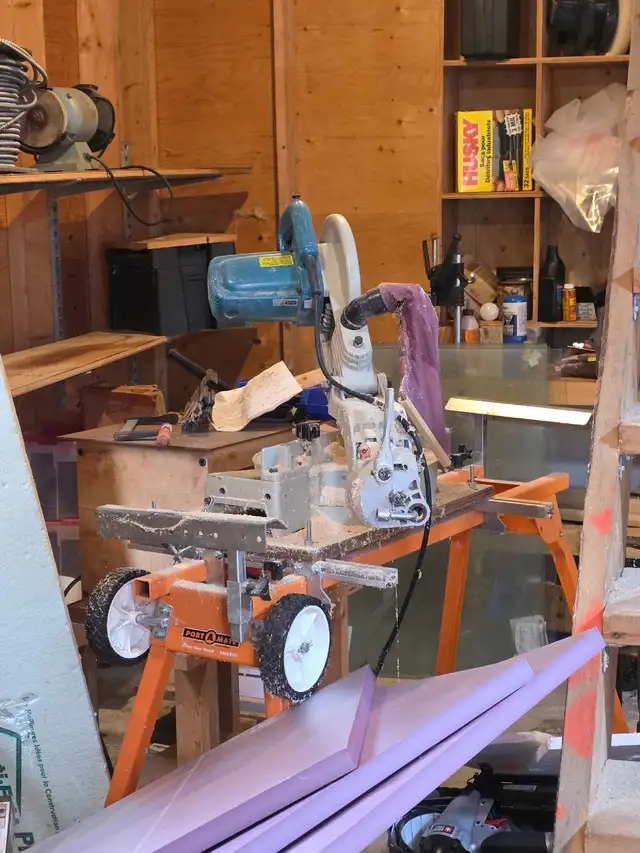 Makita Mitre Saw with Blade and Stand in Power Tools in Oshawa / Durham Region - Image 4