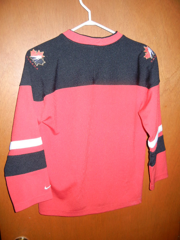 Nike Team Canada Kids Hockey Jersey (10-12) in Hockey in St. Catharines - Image 2