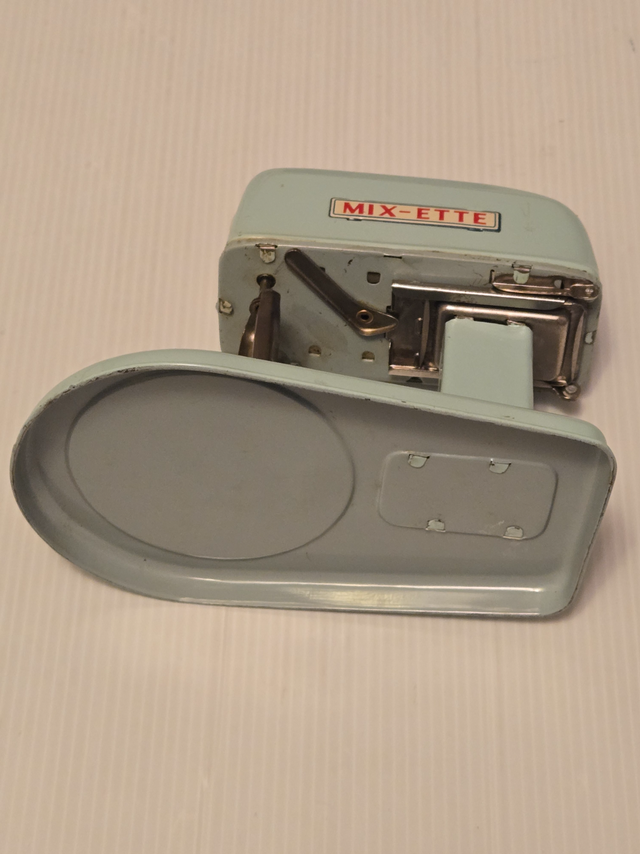 *** 1950s MIX-ETTE STAND MIXER - TOY KITCHEN BAKING / COOKING in Arts & Collectibles in City of Toronto - Image 5