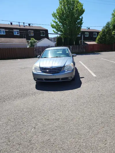 Cette berline Chrysler Sebring d'occasion est idéale pour ceux qui cherchent un véhicule économique...