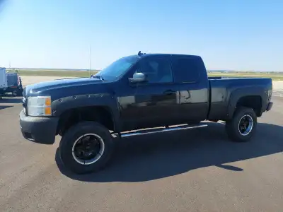 Good condition, 5.3 automatic 4x4 780-512-8166