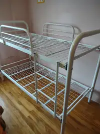 Lits twins supperposés en métal/bunk bed twin over twin in metal