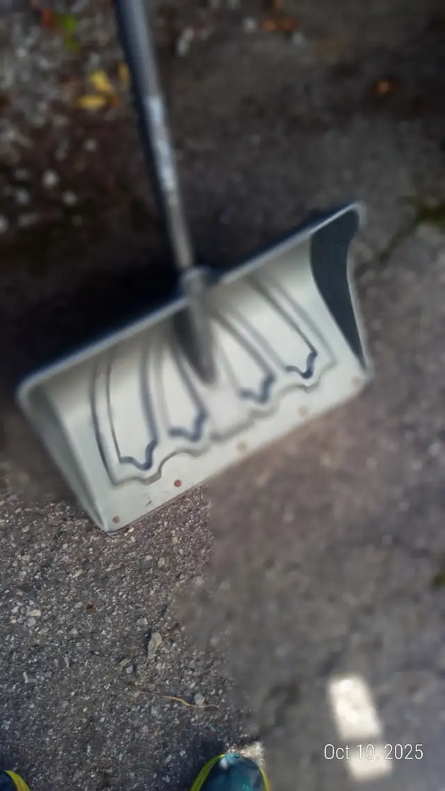 Snow shovel in Snowblowers in St. Catharines - Image 2