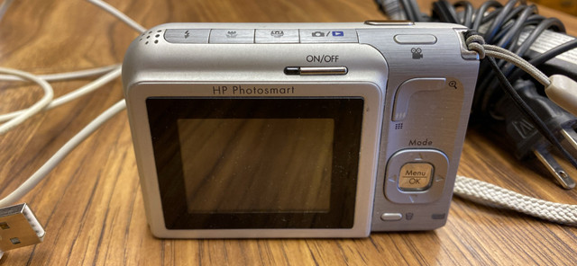 New HP DIGITAL CAMERA Photo Smart R725 with USB cable and power  in General Electronics in Saskatoon - Image 4