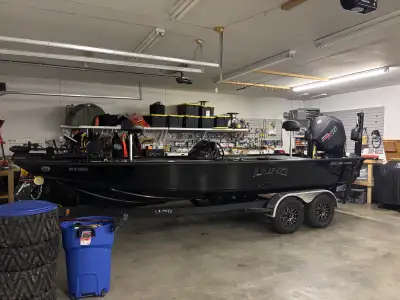2075 Pro v Bass forsale. 2 12ft talons, 2 consoles, 2 butt seats, helix 9 with a garmin echo map 9 o...