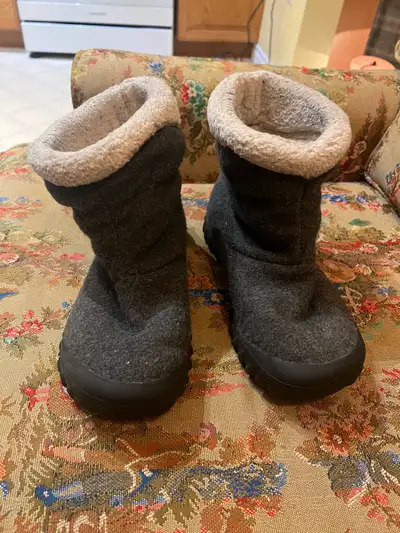 free size 9 women’s bogs, View more