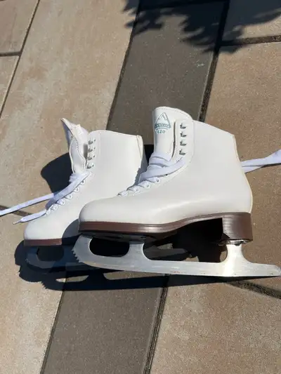 Gold Star Figure Skates - Size 3, View more