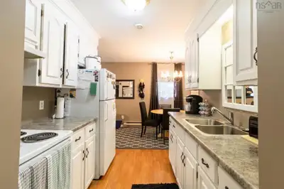 3 bedroom, 1.5 Bathroom, duplex available Sept 19th for a fixed term, yearly lease. This is a side b...