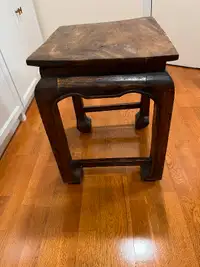 Table salon en bois massif (table en coin)