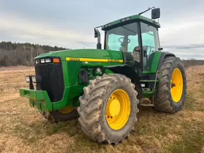 Very clean John Deere 8200. Always shedded, no rust, and technical in Good shape. 3 remotes, hydraul...