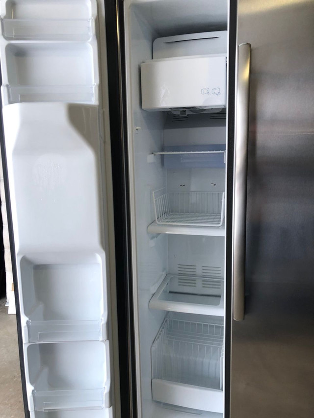 General Electric side by side fridge and freezer in Refrigerators in Bedford - Image 3