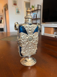 Flacon de parfum vintage en verre bleu cobalt.