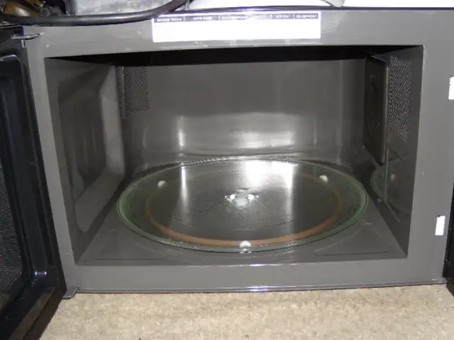 LG Microwave Oven Stainless Steel in Microwaves & Cookers in City of Toronto - Image 4