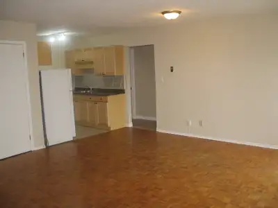 Collingwood, 2 bedroom apartment above commercial unit. Stairs to apartment. Large DR/LR 18'x17.5'....
