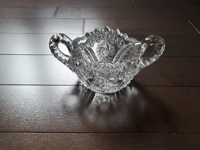 Vintage Crystal Pinwheel bowl with handles used/cristal pinwheel in Other in West Island - Image 2