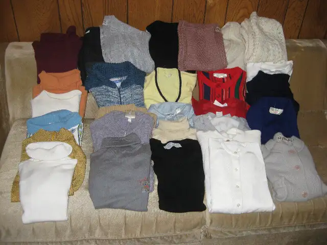 JACKET SPORT AVEC POCHETTE - CROCS - PARAPLUIES -TUQUES MITAINES in Other in Laval / North Shore - Image 9
