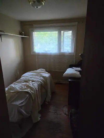 Small room in a shared home. Kitchen, outdoor access. No smokers. Walking distance to Bayshore mall....