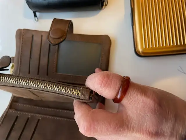 Small Wallets Lot in Women's - Bags & Wallets in Chilliwack - Image 4