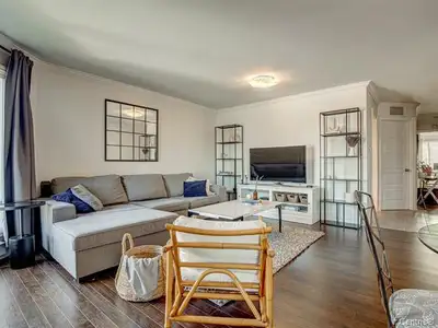 Magnifique et spacieux condo 4½ situé dans un complexe paisible et très bien entretenu. Idéalement s...