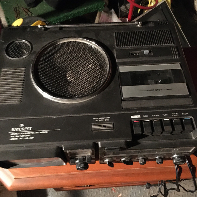 combiné vintage televiseur,radio et cassette portatif dans Art et objets de collection  à Ville de Montréal - Image 2