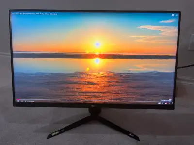 Selling my LG 32UN500-W 32-inch 4K UHD monitor, which delivers stunning visuals with its HDR capabil...