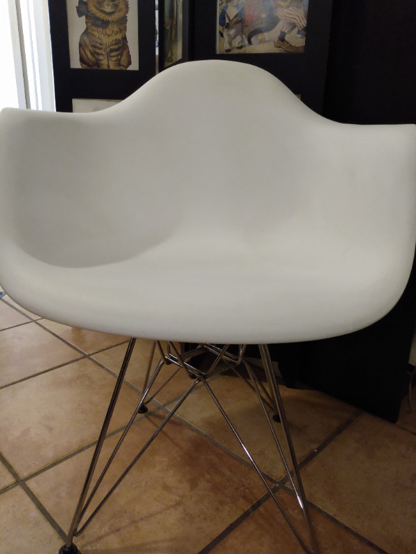 Very good condition white faux Eames chair in Chairs & Recliners in Vancouver - Image 2