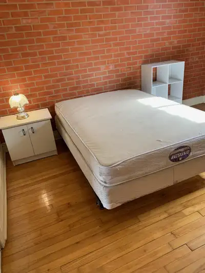 Chambre de bonnes dimensions avec placard dans un 4 et 1/2 bien éclairé. Internet haute vitesse. Lib...