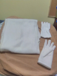 Beautiful White-ivory scarf and glove set, new