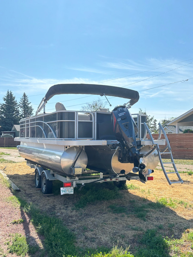 Bennington Pontoon in Powerboats & Motorboats in Saskatoon - Image 2