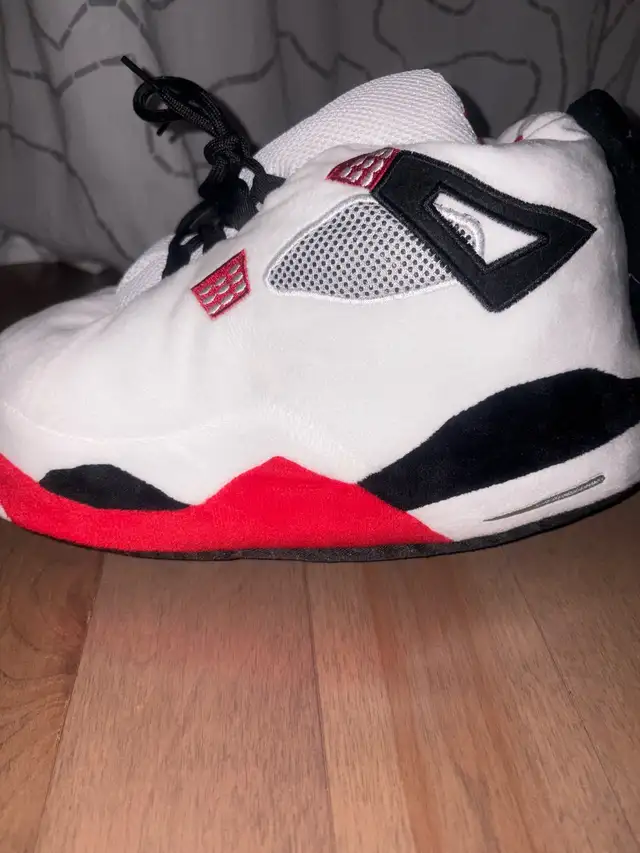 Jordan 4 plush slippers  in Clothing, Shoes & Accessories in Longueuil / South Shore - Image 3