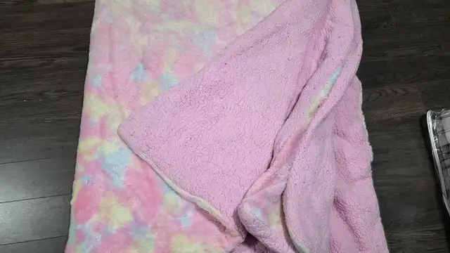 Tie Dye Blanket 220 x 210 cm in Bedding in Moncton - Image 4