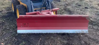 Hydraulic quick attach blade for Skidsteer. Skid shoes are not bent. Everything is straight on it an...