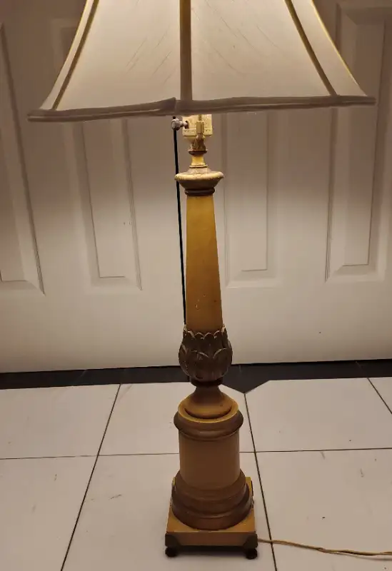 VINTAGE CARVED WOOD TABLE LAMP in Arts & Collectibles in City of Toronto - Image 2