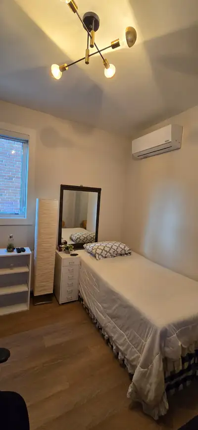 Quarto mobiliado disponivel (apenas para mulheres). Utilities, wi-fi, tv a cabo, and lavanderia incl...