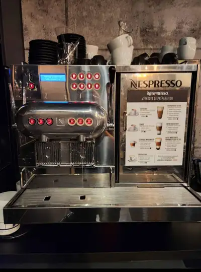 Tu veux un bon café pour ton resto. Machine a café nespresso. Prix demandé 8000.00$