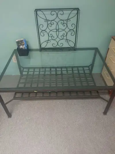 GLASS TOP METAL FRAME COFFEE TABLE. TO LARGE FOR MY LIVING ROOM. SIZE 47" LONG 31" DEEP AND 19 HIGH...
