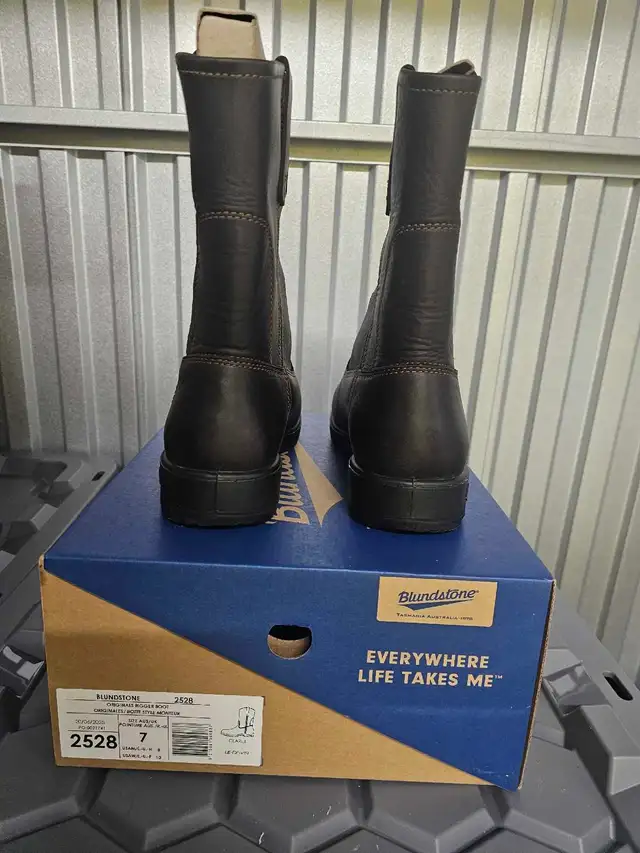 Blundstone Rigger Boots - Claret - Size 10 Women’s in Women's - Shoes in Mississauga / Peel Region - Image 8