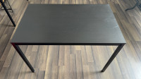 2 tables mélamine/métal noir 