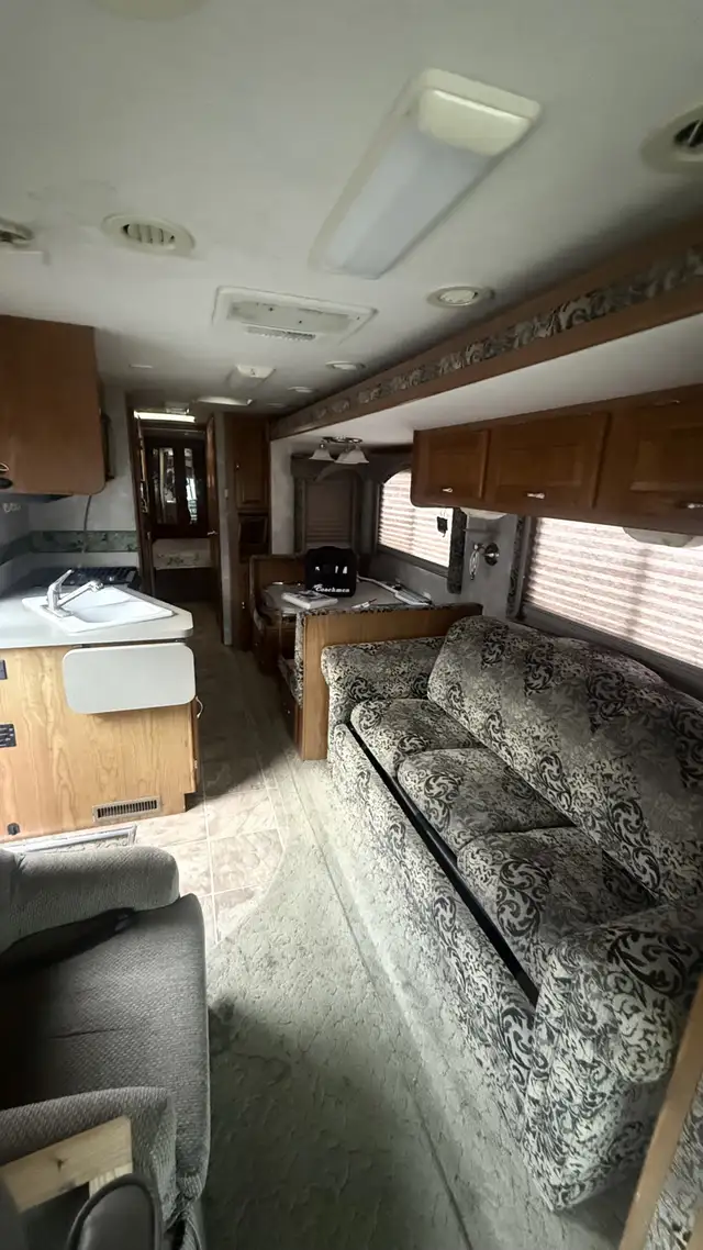 Class A Motorhome • Coachmen Aurora • Ford V10 • 2 Slides • RV / in RVs & Motorhomes in Laurentides - Image 5