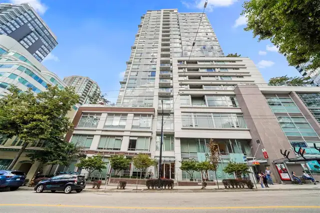 Downtown Vancouver – Spacious 1 Bedroom + 2 Dens at Raffles on R in Long Term Rentals in Vancouver - Image 2
