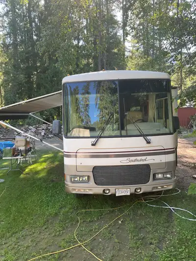 35’ class A with approx 70,000 Kms (odometer is in miles). V-10 powered and hydraulic brakes so no s...
