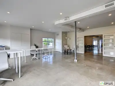 Très beau local de 2500 pieds carrés à louer situé au 2e étage d'un bel immeuble situé sur la rue Sa...