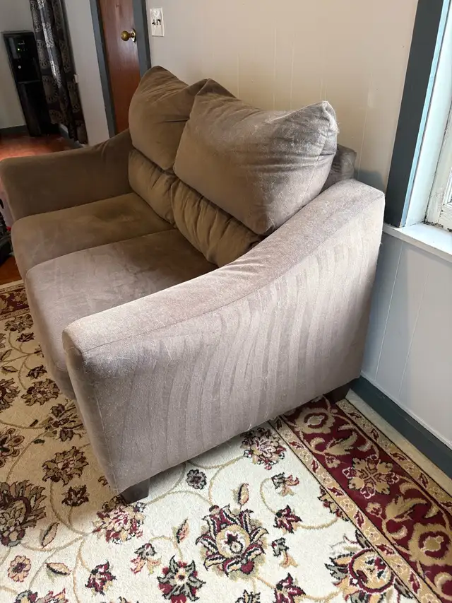 love seat for sale $90 in Couches & Futons in Napanee - Image 4