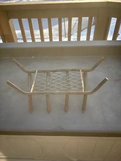 Ce porte-bûches usagé est parfait pour votre foyer, avec une construction en métal robuste qui durer...